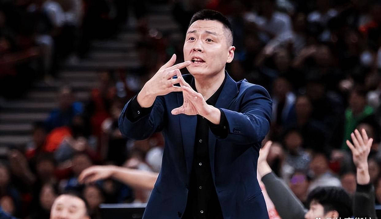 转会期CBA季后赛焦点战，马赛迎来里程碑，赛场秩序良好，年轻球员得到机会的简单介绍